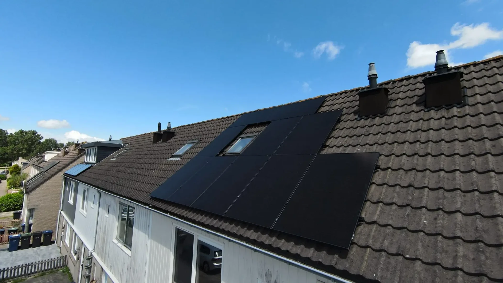 Zonnepanelen op een schuin dak van een woning