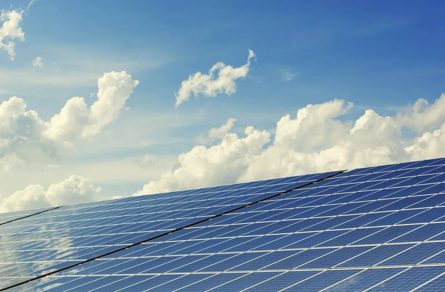 Zonnepanelen tegen een blauwe lucht